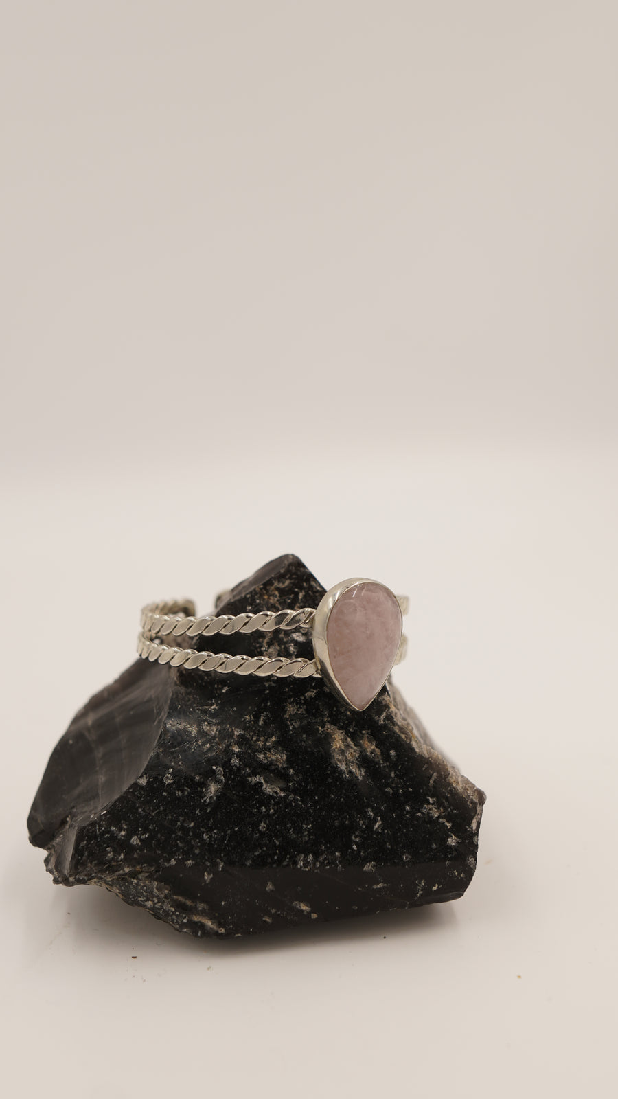 Pembe Kuvars Taşlı Saf Bakır Bileklik – 18 Ayar Rodyum Altın Kaplama