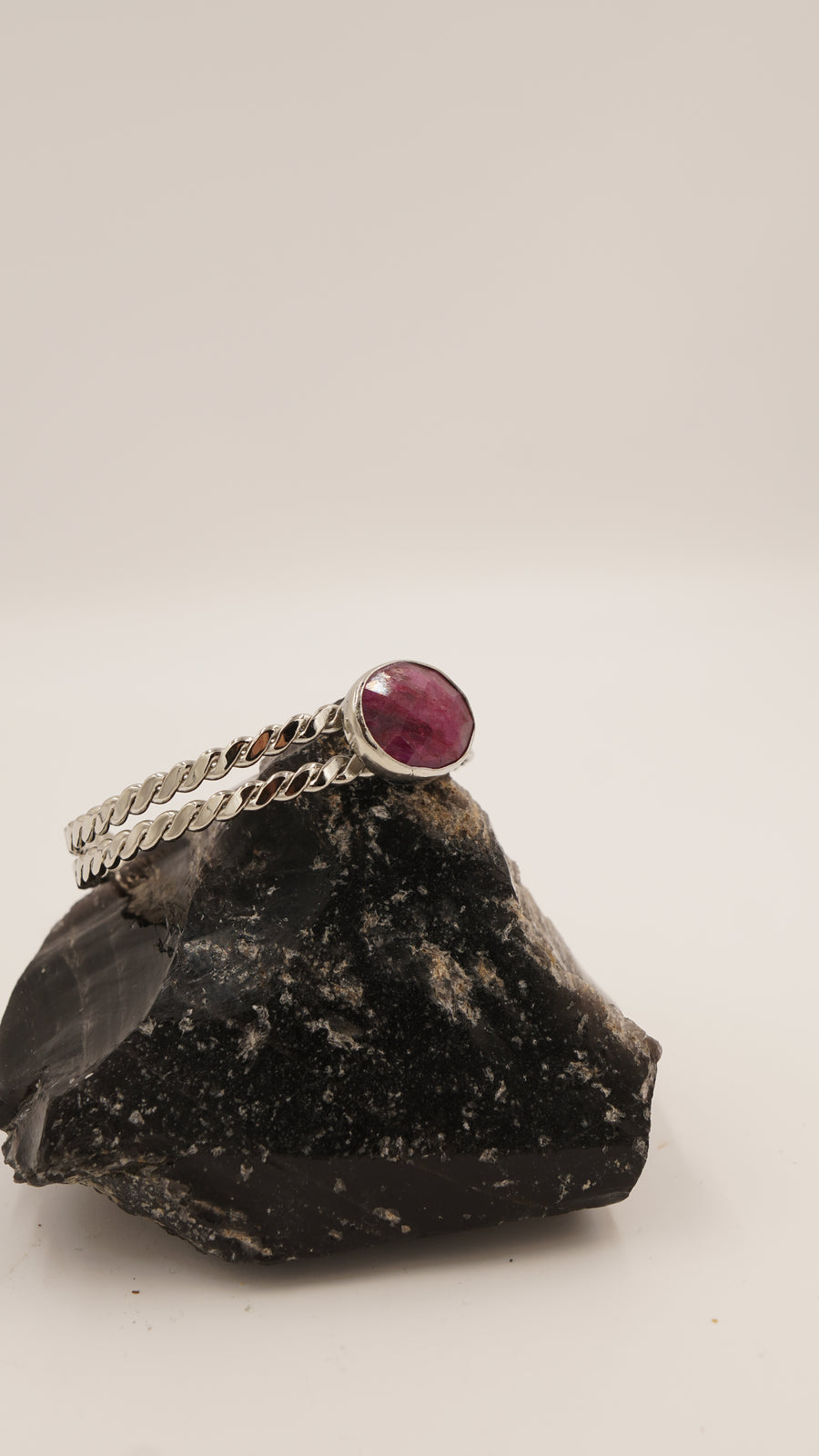 Kök Yakut Taşlı Saf Bakır Bileklik – 1. Kalite Taş, 18 Ayar Rodyum Altın Kaplama