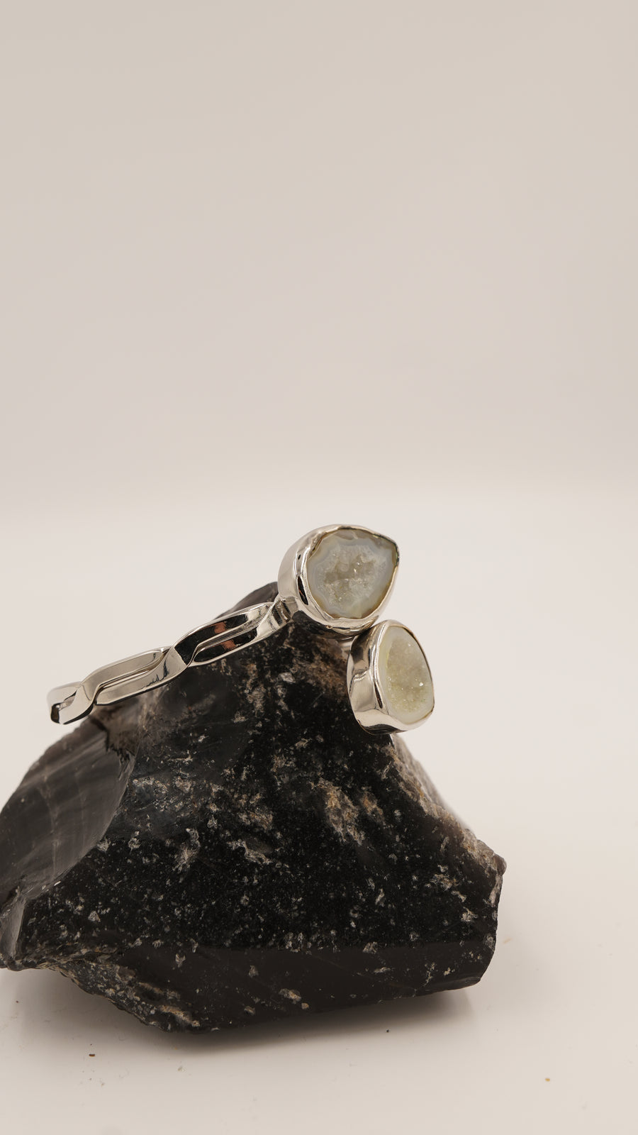 Çift Quartz Taşlı Saf Bakır Bileklik – Doğal Kristal Oluşumlu, 18 Ayar Rodyum Altın Kaplama