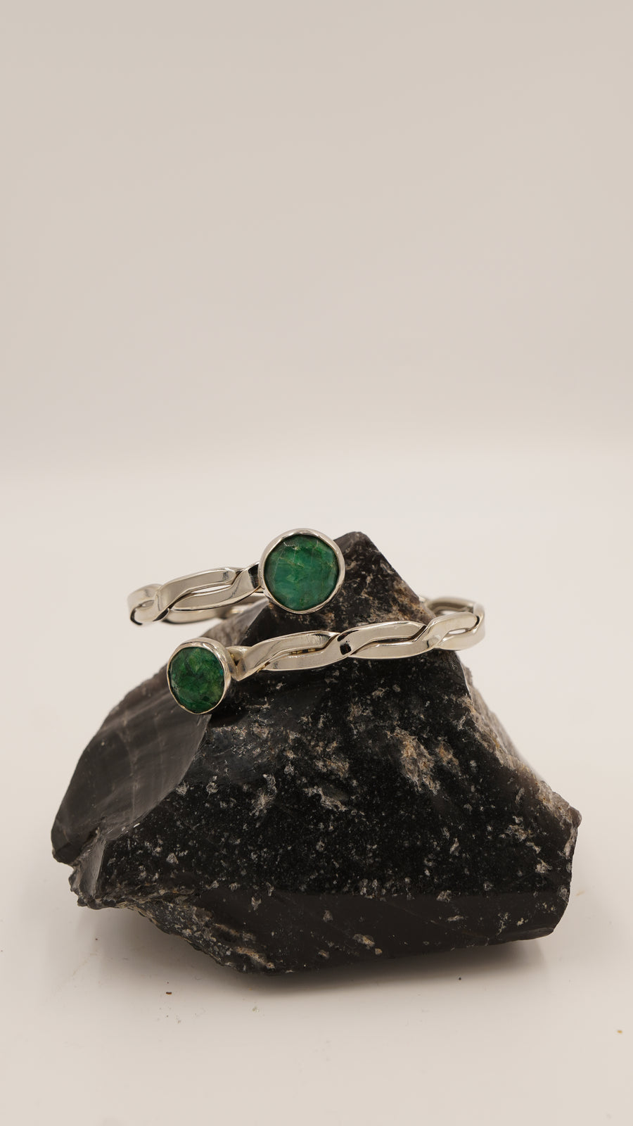 Çift Kök Zümrüt Taşlı Saf Bakır Bileklik – 1. Sınıf Taş, 18 Ayar Rodyum Altın Kaplama