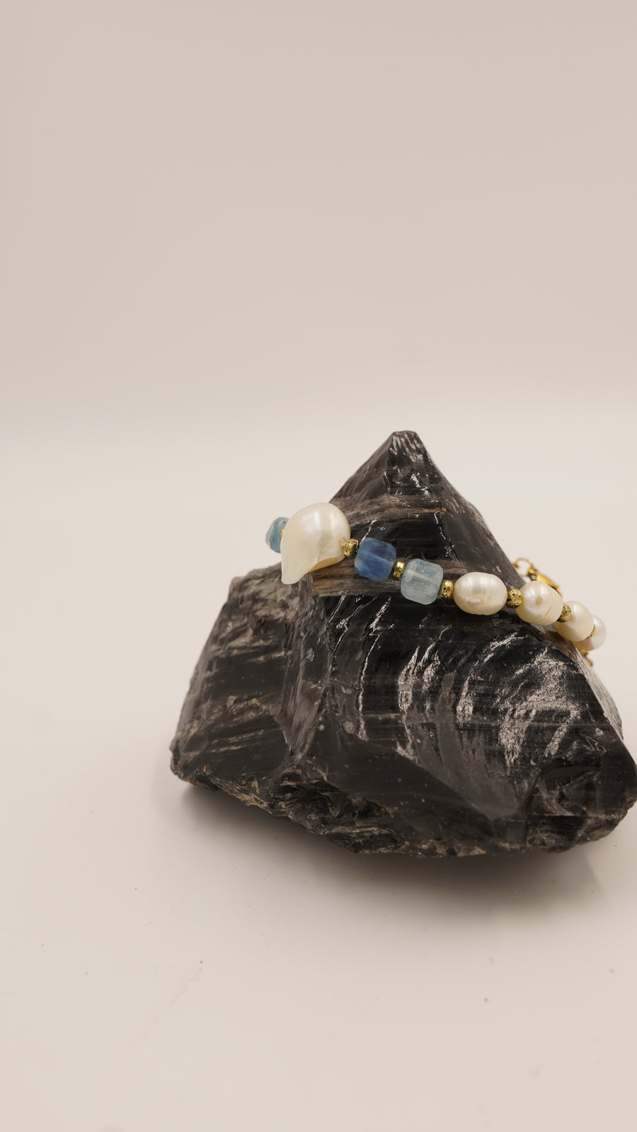 Barok İnci & Lapis Taşlı Bileklik – El Yapımı, Çelik Metal (17 cm + 5 cm Uzatma)