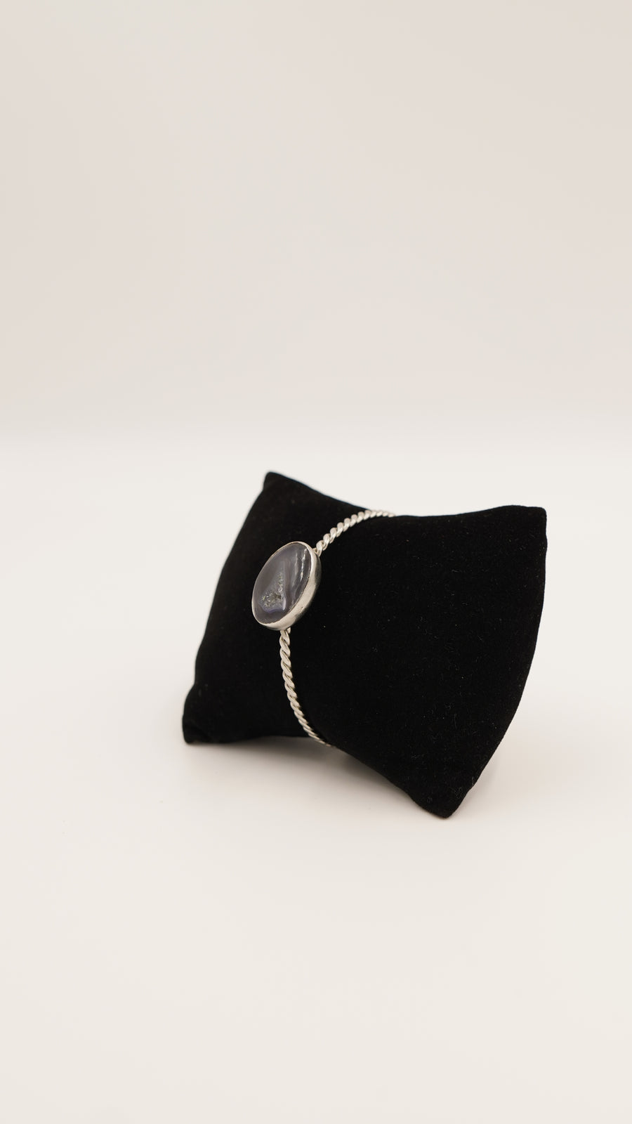 Kristal Oluşumlu Dumanlı Kuvars (Smoky Quartz) Taşlı El Yapımı Bakır Bileklik – 18 Ayar Rodyum Altın Kaplama