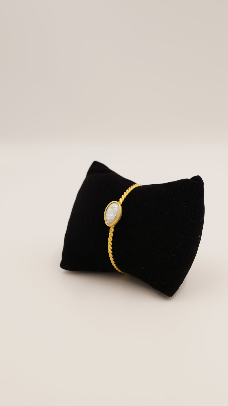 Sedef Taşlı Ayarlanabilir El Yapımı Bakır Bileklik – 18 Ayar Rodyum Altın Kaplama