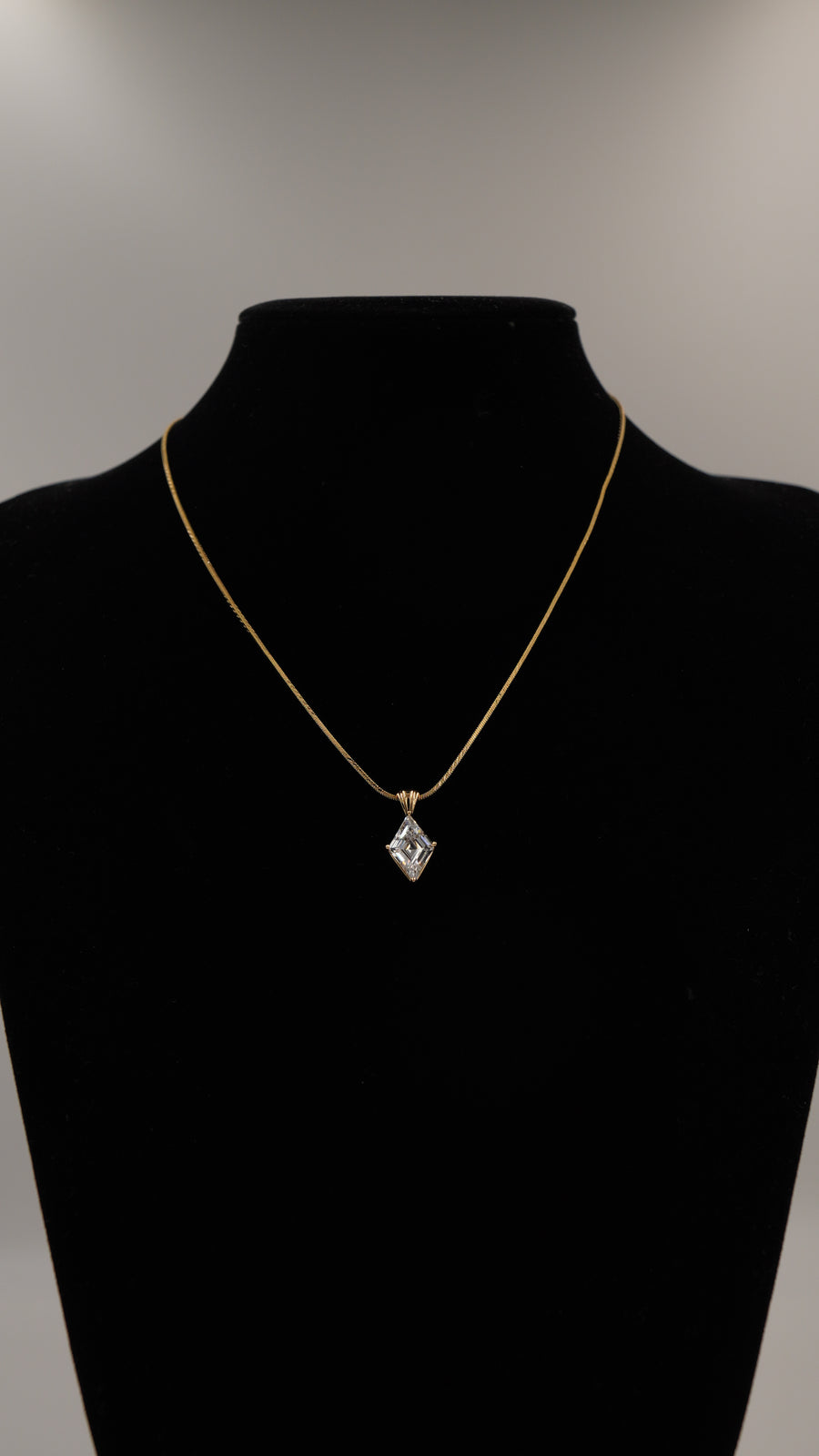 Baklava Desenli Zirkon Taşlı Çelik Kolye