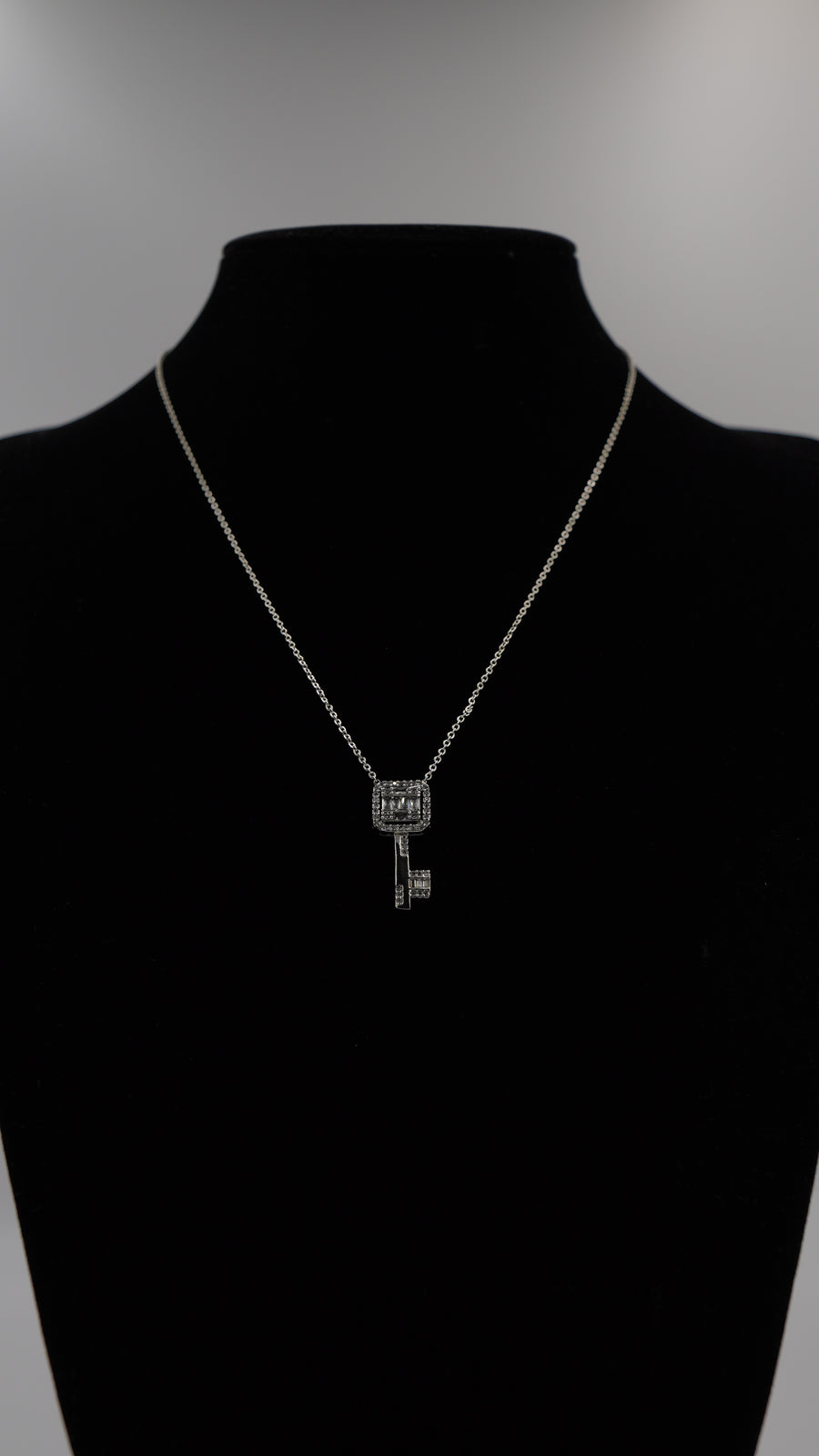 Anahtar Temalı Baget Zirkon Taşlı Kolye