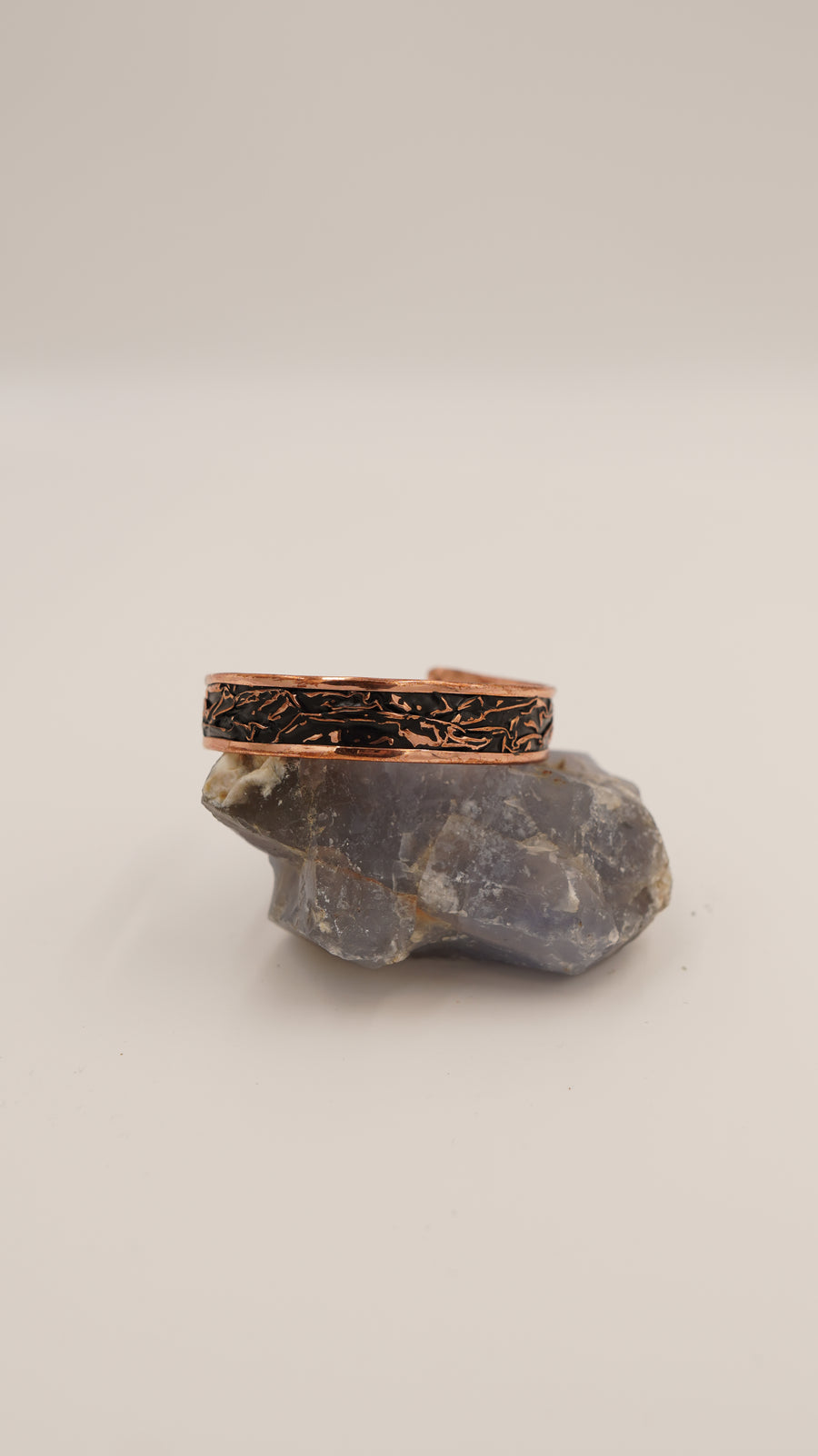 Siyah Buruşuk Dokulu El Yapımı Bakır Bileklik – Ayarlanabilir