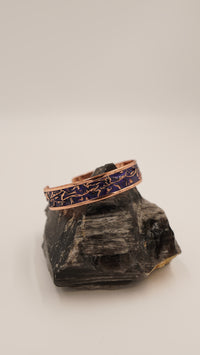 Koyu Mor Buruşuk Dokulu El Yapımı Bakır Bileklik – Ayarlanabilir