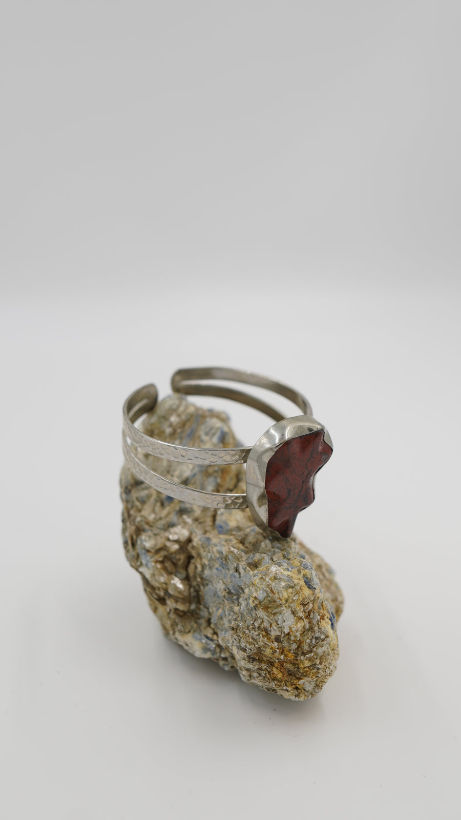 Büyük Boy Jasper Taşlı Ayarlanabilir Bakır Bileklik – 18 Ayar Rodyum Altın Kaplama (Gümüş Renk)