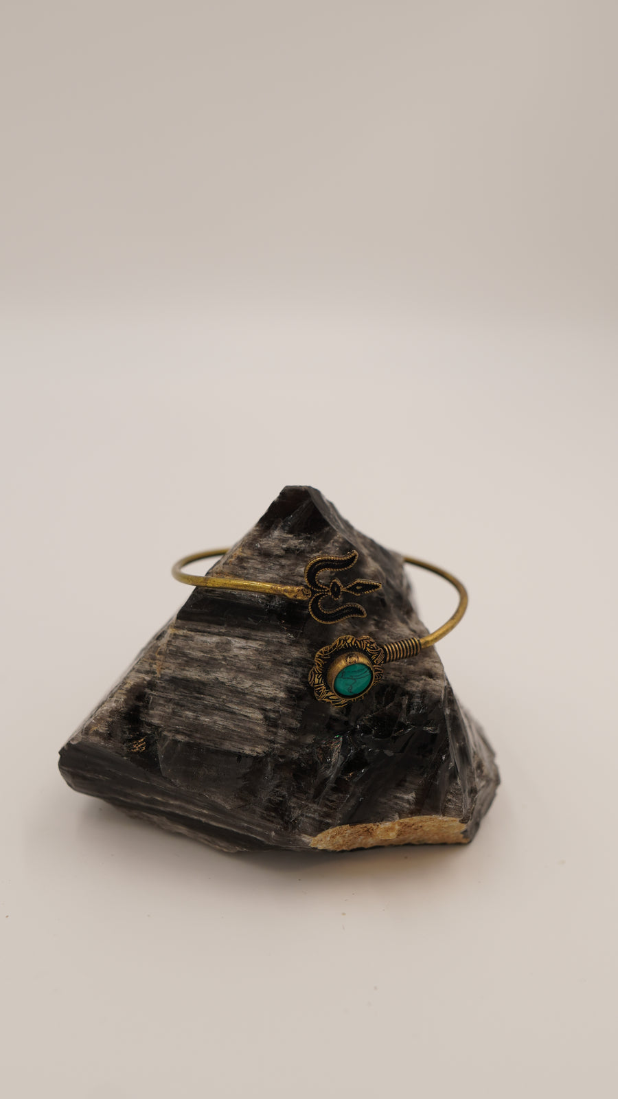 Turkuaz Taşlı Helen Pirinç Bileklik – El Yapımı, Ayarlanabilir (VIP)