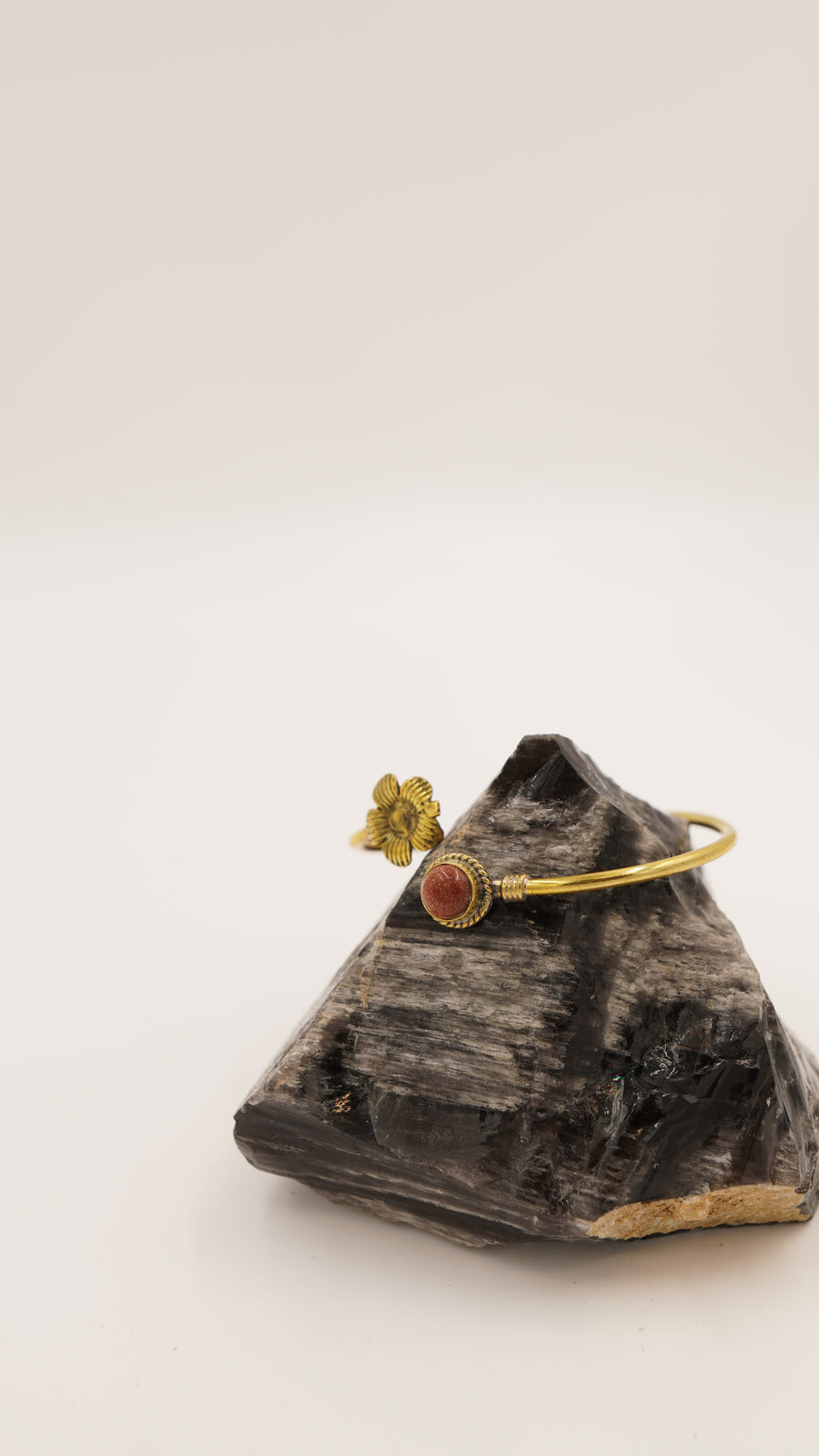 Güneş Taşlı Helen Tarzı Pirinç Bileklik – El Yapımı, Ayarlanabilir (VIP)