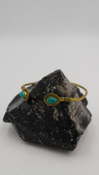 Helen Tarzı Turkuaz Taşlı Pirinç Bileklik – El Yapımı, Ayarlanabilir (VIP)