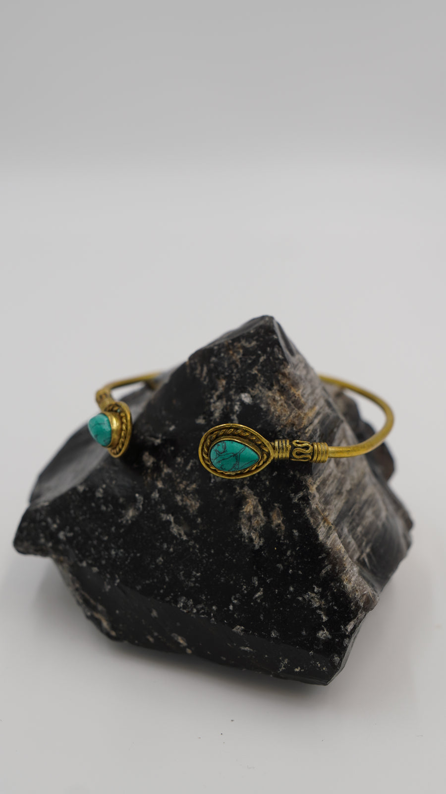 Helen Tarzı Turkuaz Taşlı Pirinç Bileklik – El Yapımı, Ayarlanabilir (VIP)