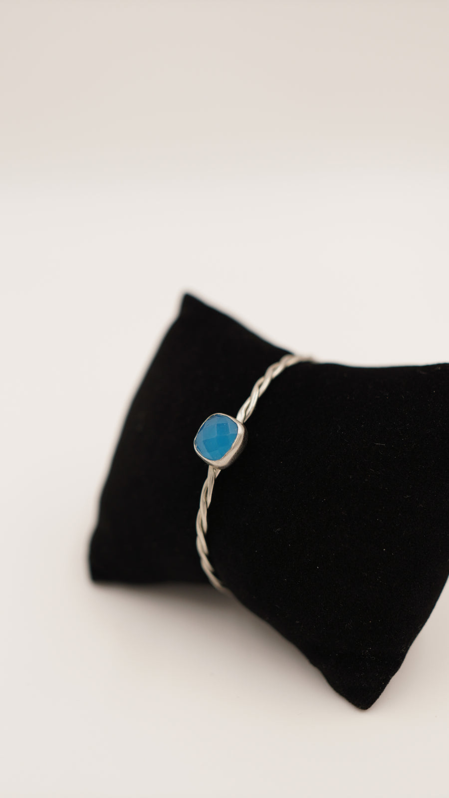 1.Sınıf Akuamarin Taşlı El Yapımı Bakır Bileklik – 18 Ayar Rodyum Altın Kaplama (Gümüş Renk)