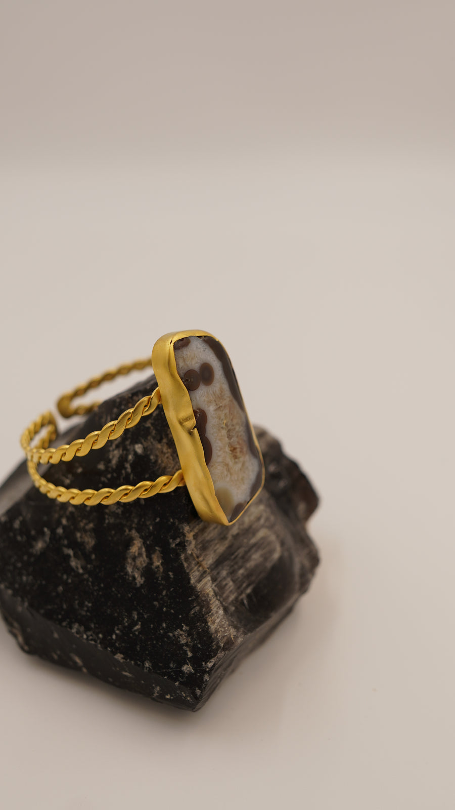 Büyük Boy Akik Taşlı Ayarlanabilir Bakır Bileklik – 18 Ayar Sarı Rodyum Altın Kaplama (El Yapımı)