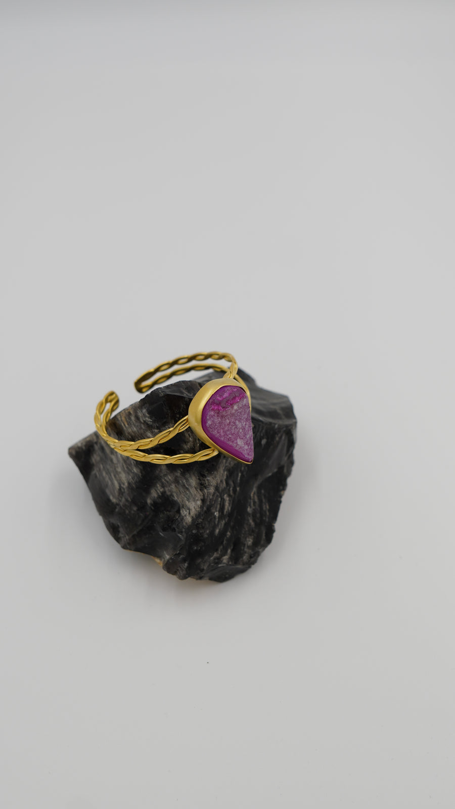 Quartz Oluşumlu Büyük Boy Brezilya Akik Taşlı Ayarlanabilir Bakır Bileklik – 18 Ayar Sarı Rodyum Altın Kaplama