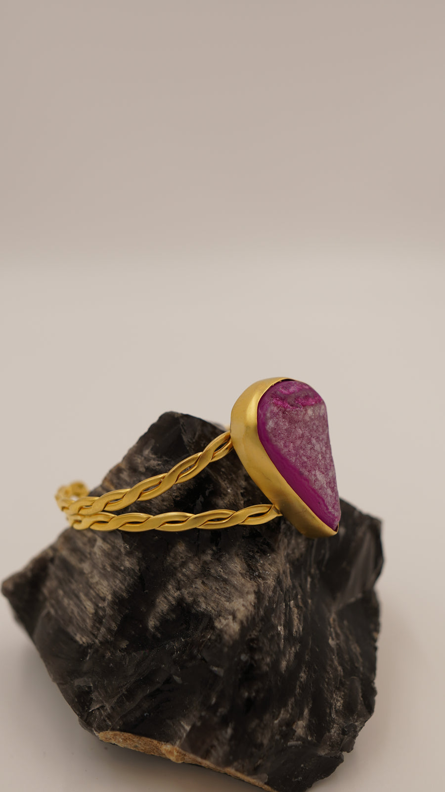 Quartz Oluşumlu Büyük Boy Brezilya Akik Taşlı Ayarlanabilir Bakır Bileklik – 18 Ayar Sarı Rodyum Altın Kaplama