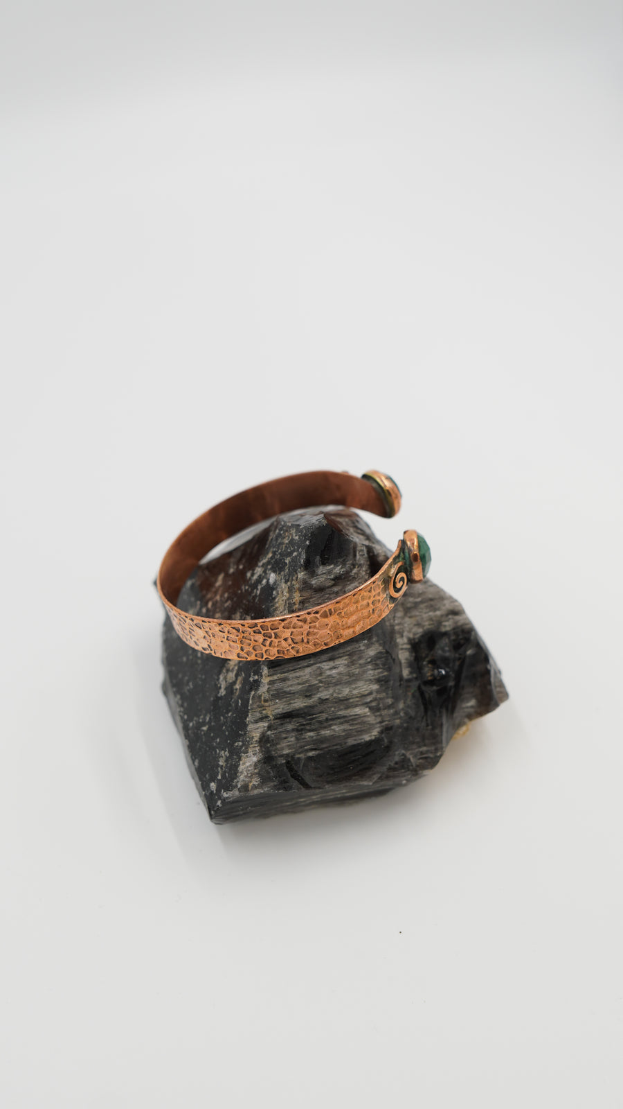 Çift Taşlı Kök Zümrüt Bakır Bileklik – Ayarlanabilir, El Yapımı