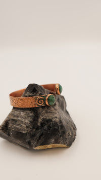 Çift Taşlı Kök Zümrüt Bakır Bileklik – Ayarlanabilir, El Yapımı