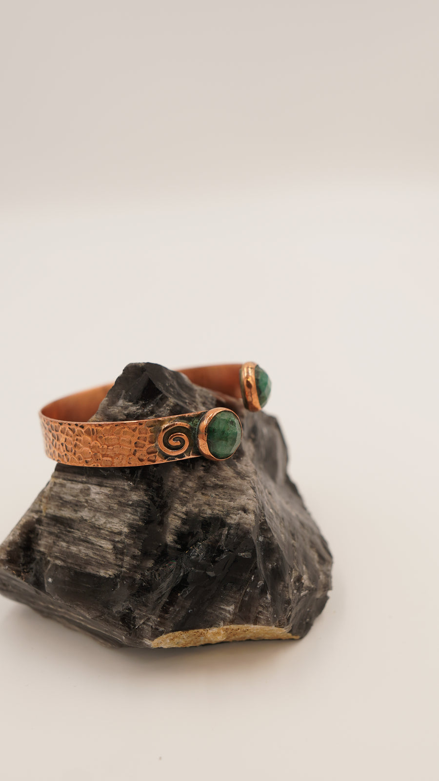 Çift Taşlı Kök Zümrüt Bakır Bileklik – Ayarlanabilir, El Yapımı