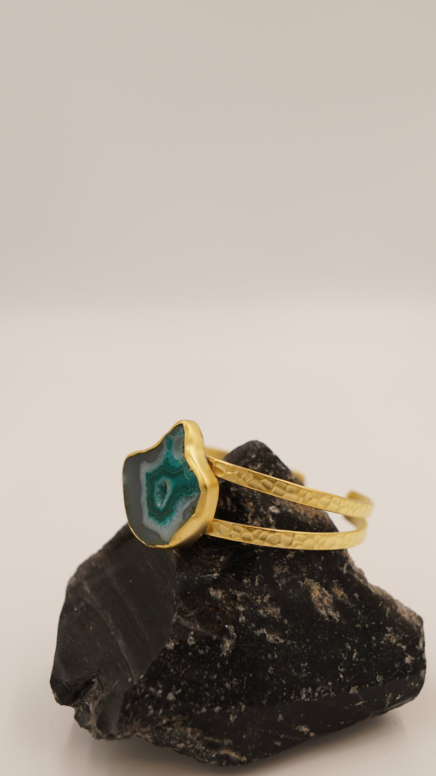 Büyük Boy Brezilya Akik Taşlı Ayarlanabilir Bakır Bileklik – 18 Ayar Sarı Rodyum Altın Kaplama (El Yapımı)