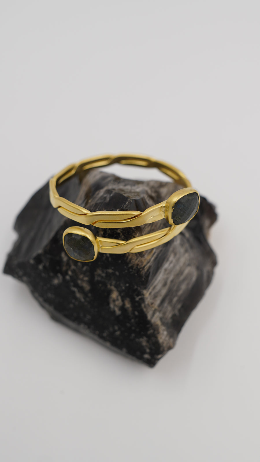 Çift Taşlı Labradorit Bakır Bileklik – Ayarlanabilir, 18 Ayar Sarı Rodyum Altın Kaplama (El Yapımı)