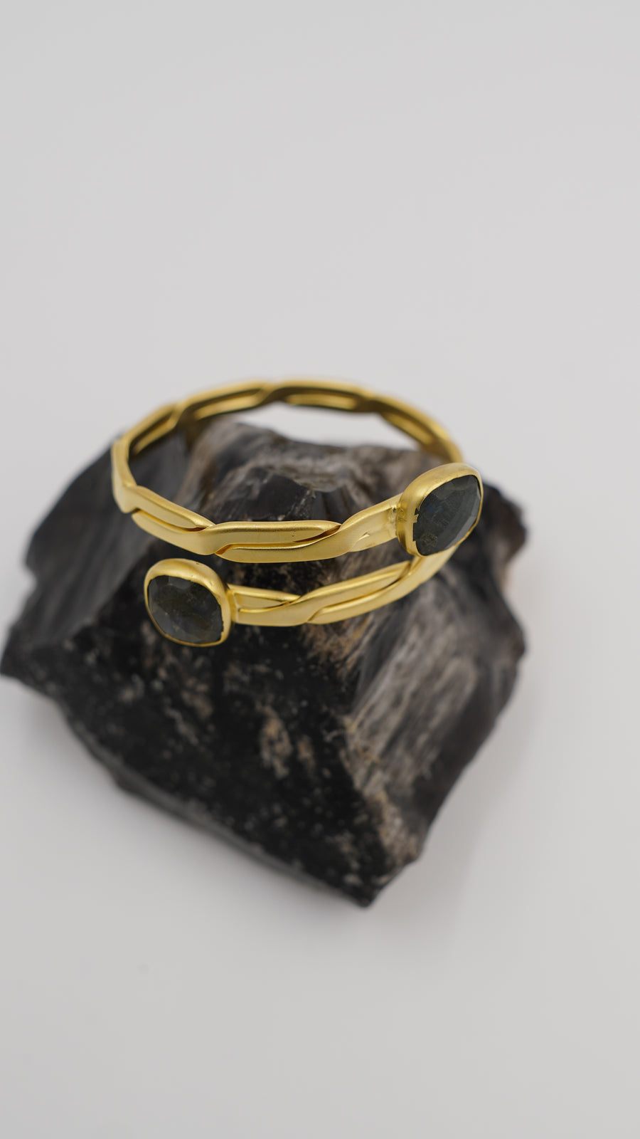 Çift Taşlı Labradorit Bakır Bileklik – Ayarlanabilir, 18 Ayar Sarı Rodyum Altın Kaplama (El Yapımı)