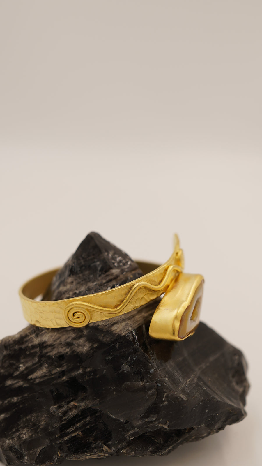 Kristal Oluşumlu Quartz Taşlı Ayarlanabilir Bakır Bileklik – 18 Ayar Sarı Rodyum Altın Kaplama (1. Kalite)