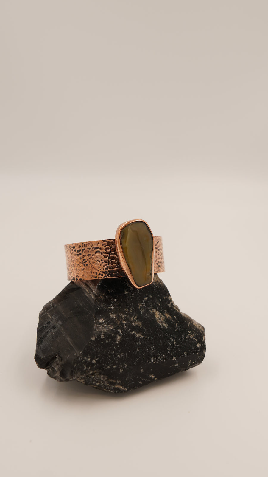 Büyük Boy Akik Taşlı El Yapımı Saf Bakır Bileklik – Ayarlanabilir (3 cm Taş)