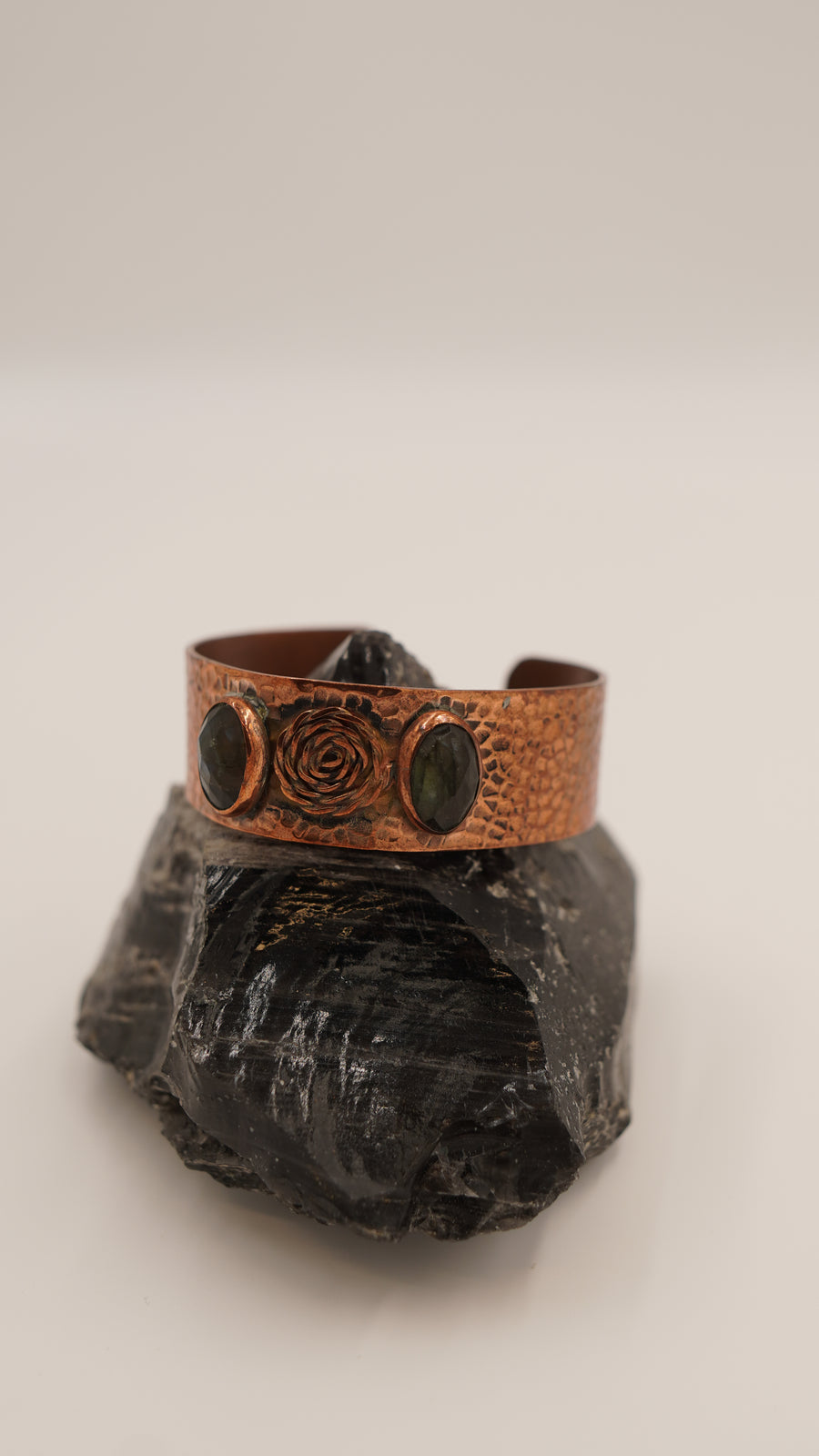 Çift Taşlı Labradorit El Yapımı Saf Bakır Bileklik – Ayarlanabilir