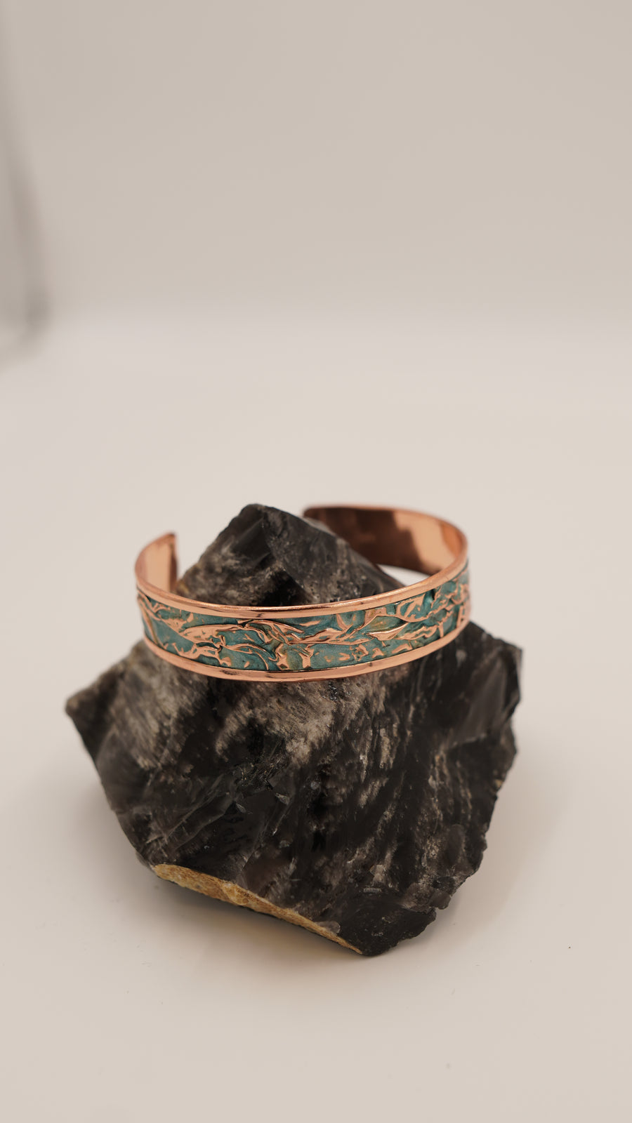Turkuaz Mine İşlemeli Buruşuk Desenli Saf Bakır Bileklik