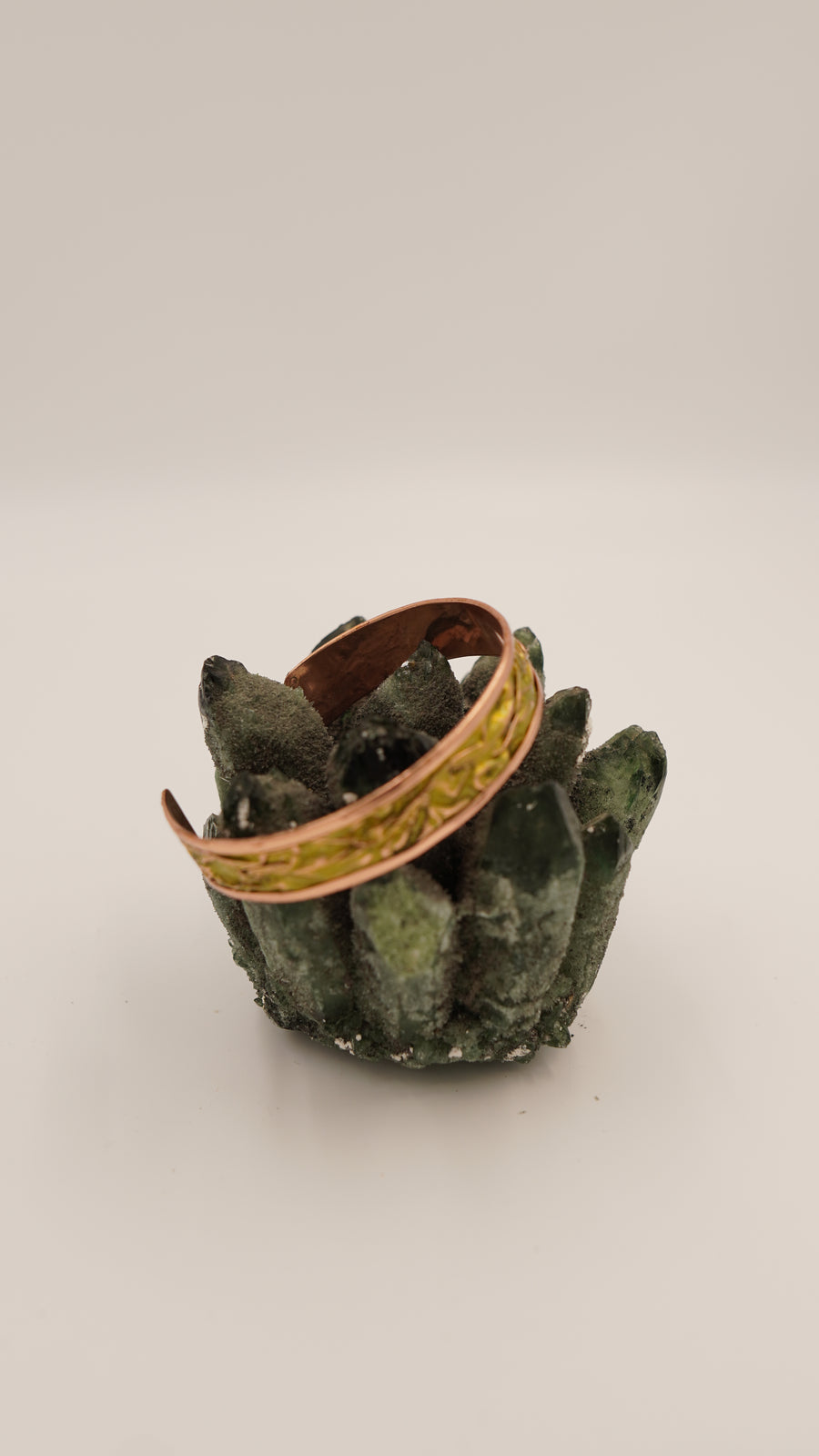 Fıstık Yeşili Buruşuk Dokulu El Yapımı Bakır Bileklik – Ayarlanabilir