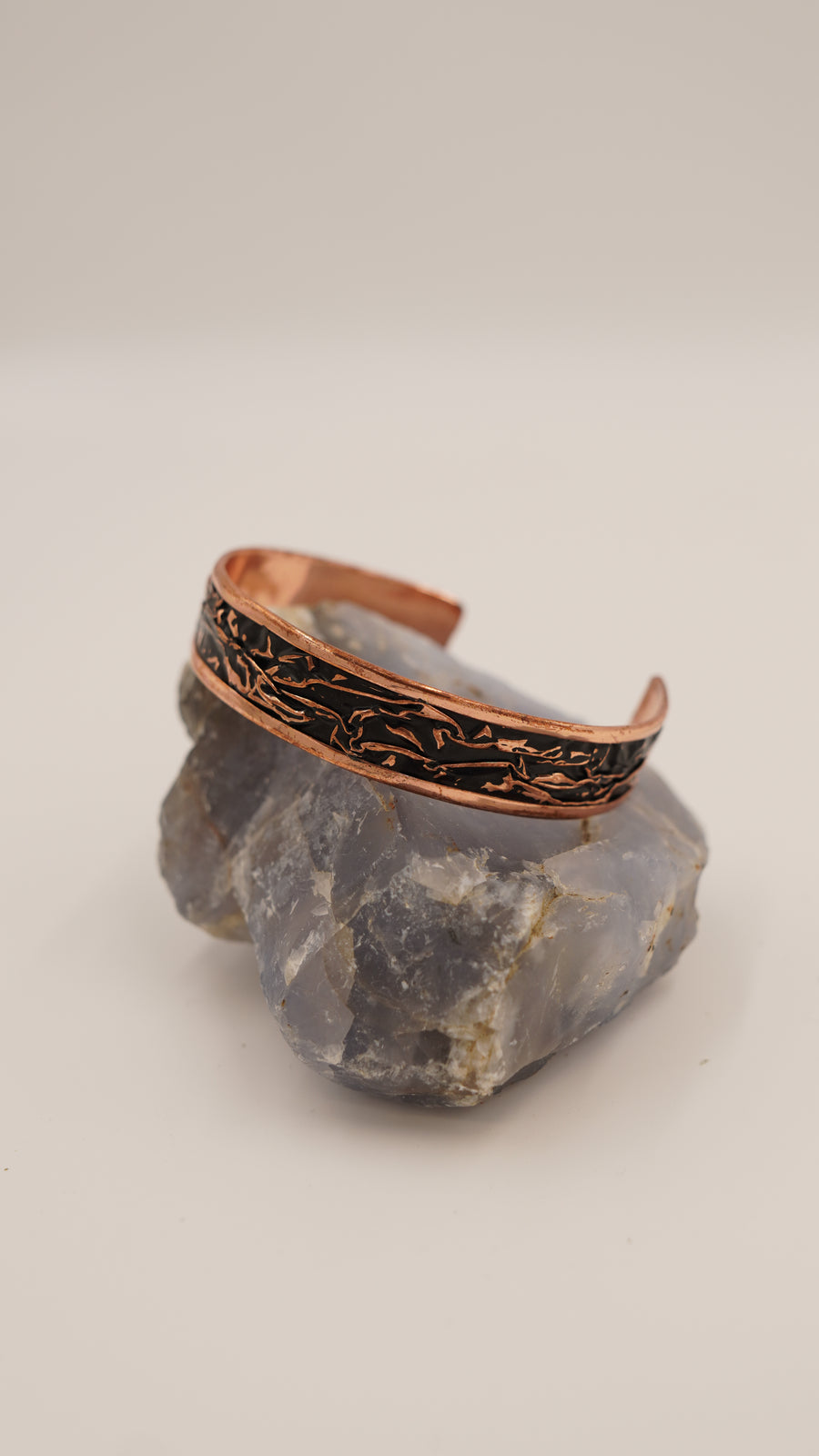 Siyah Buruşuk Dokulu El Yapımı Bakır Bileklik – Ayarlanabilir