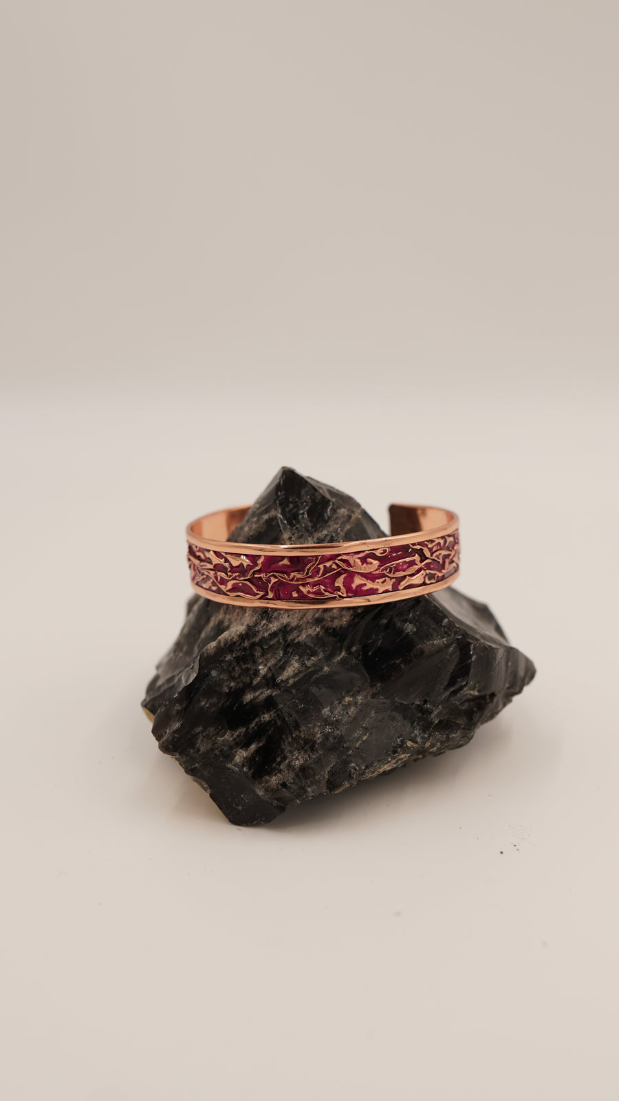 Bordo Buruşuk Dokulu El Yapımı Bakır Bileklik – Ayarlanabilir