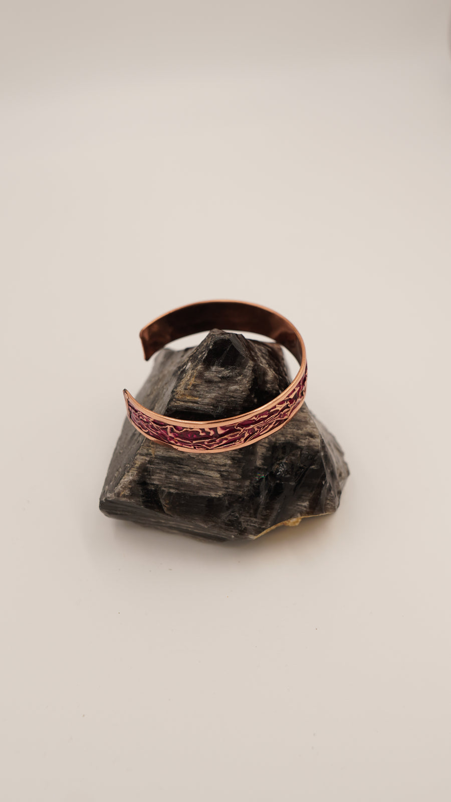 Bordo Buruşuk Dokulu El Yapımı Bakır Bileklik – Ayarlanabilir