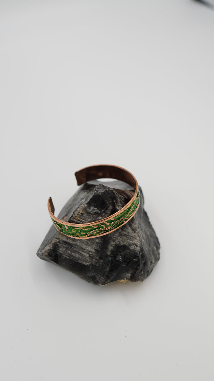 Yeşil Buruşuk Dokulu El Yapımı Bakır Bileklik – Ayarlanabilir