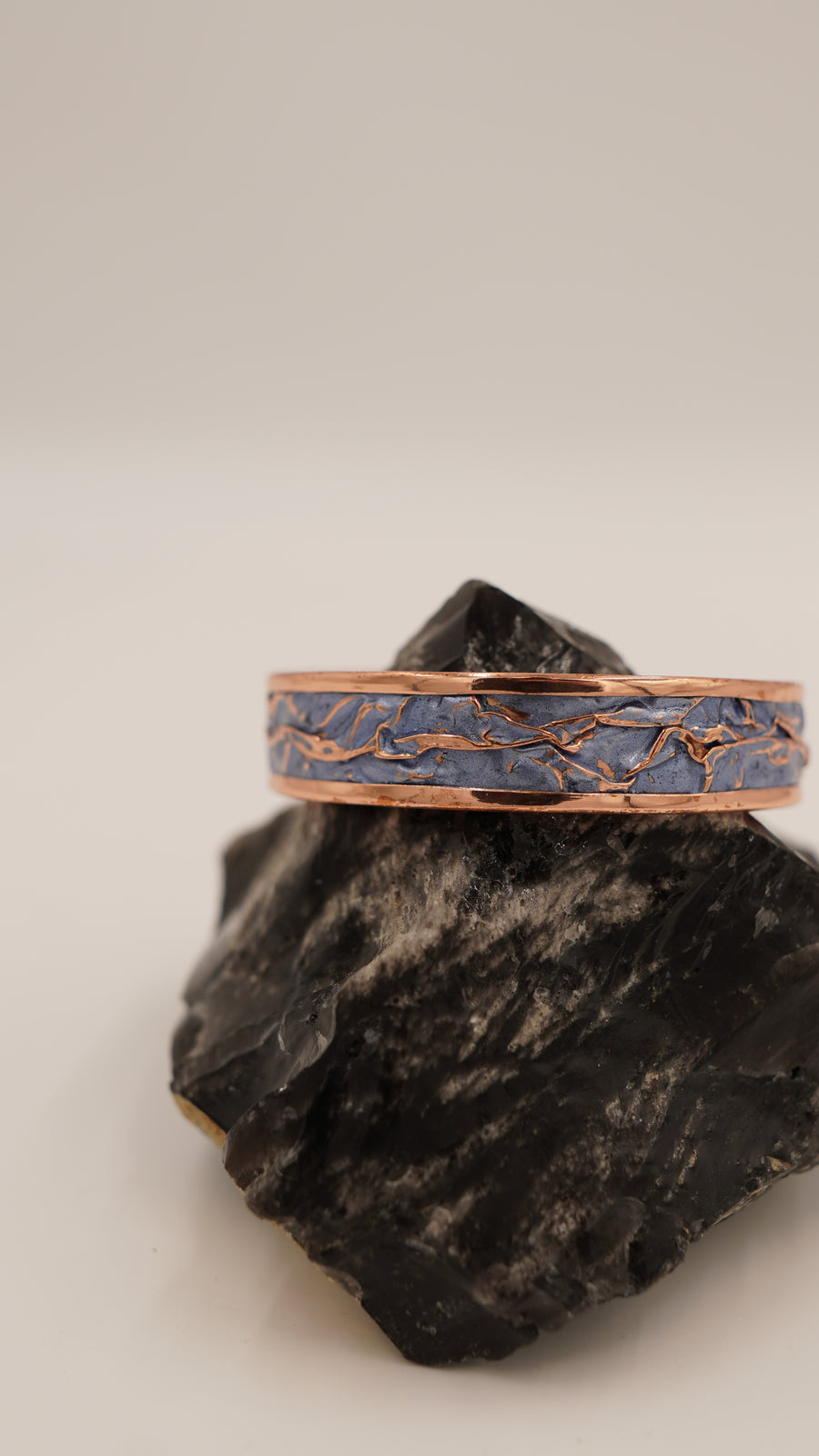 Mavi Buruşuk Dokulu El Yapımı Bakır Bileklik – Ayarlanabilir