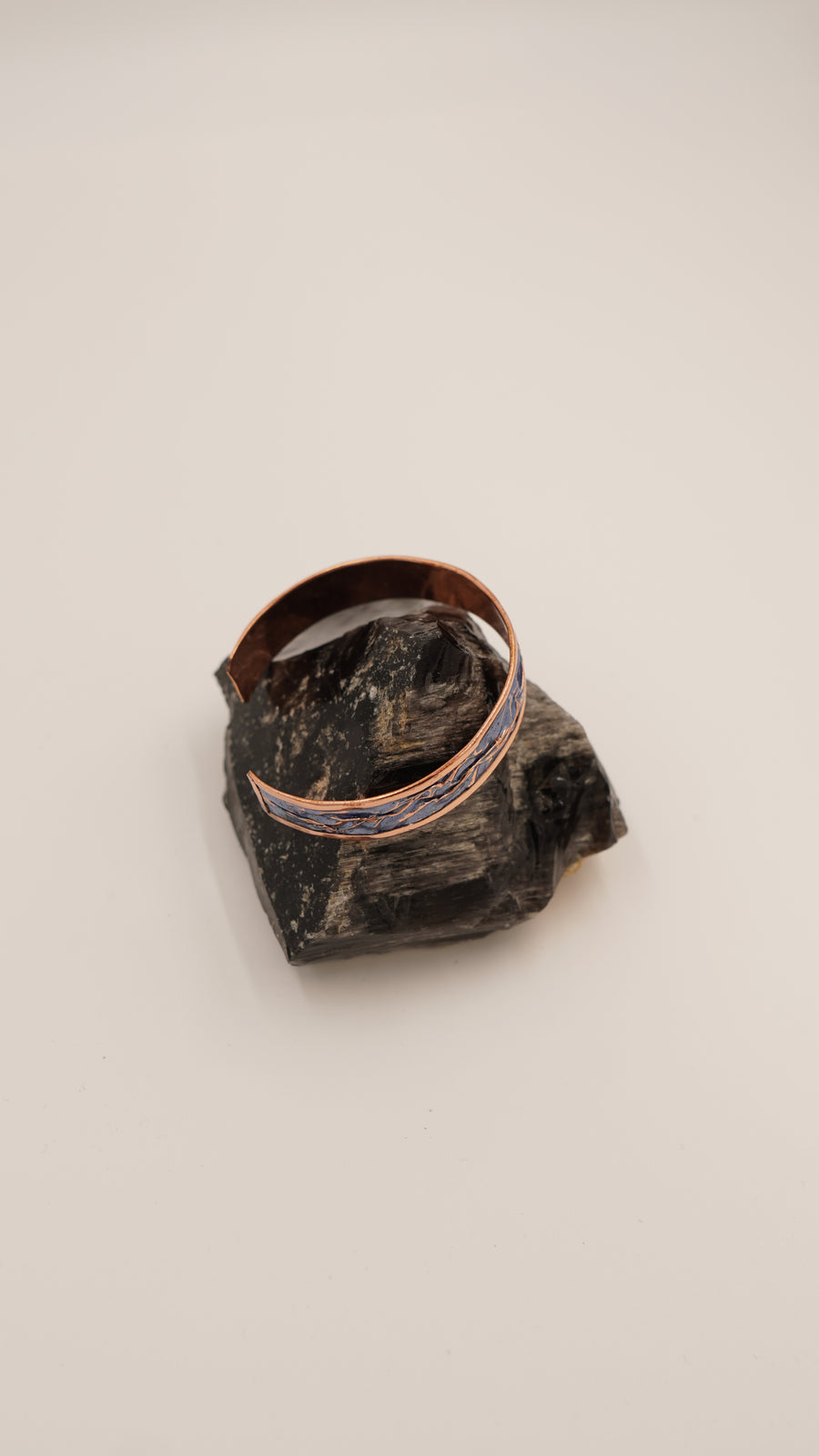 Mavi Buruşuk Dokulu El Yapımı Bakır Bileklik – Ayarlanabilir