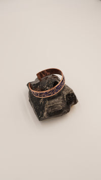 Koyu Mor Buruşuk Dokulu El Yapımı Bakır Bileklik – Ayarlanabilir