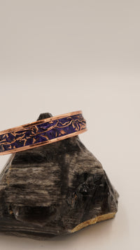 Koyu Mor Buruşuk Dokulu El Yapımı Bakır Bileklik – Ayarlanabilir