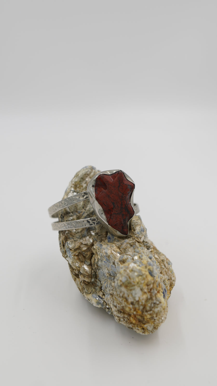 Büyük Boy Jasper Taşlı Ayarlanabilir Bakır Bileklik – 18 Ayar Rodyum Altın Kaplama (Gümüş Renk)