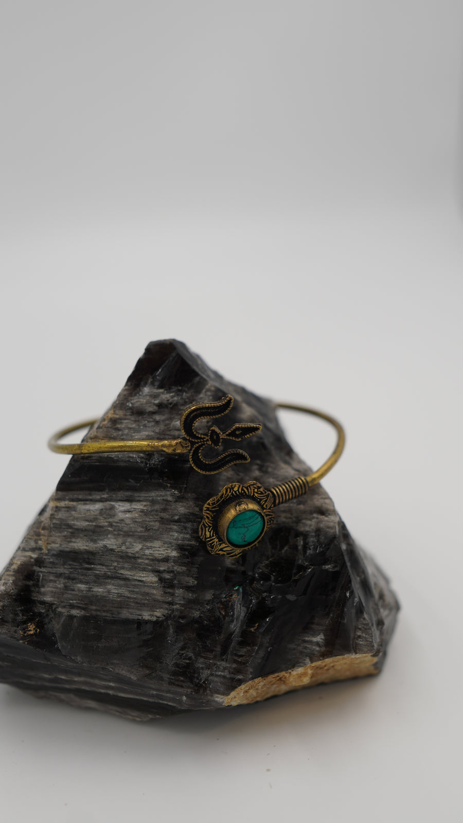 Turkuaz Taşlı Helen Pirinç Bileklik – El Yapımı, Ayarlanabilir (VIP)