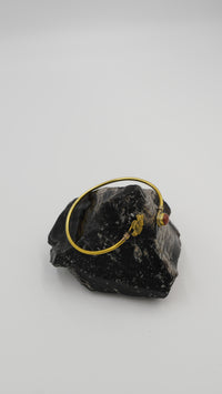 Güneş Taşlı Helen Tarzı Pirinç Bileklik – El Yapımı, Ayarlanabilir (VIP)