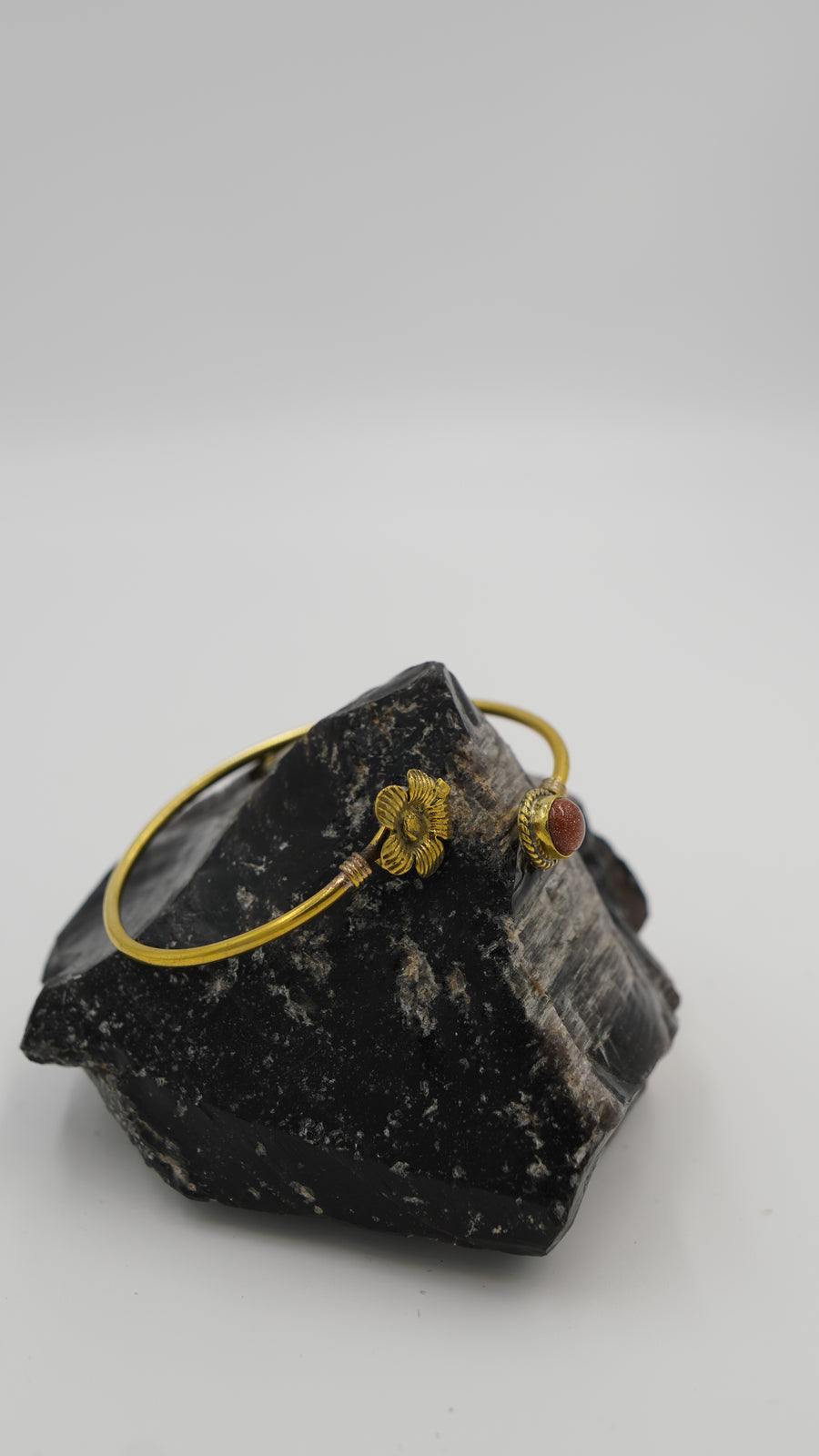 Güneş Taşlı Helen Tarzı Pirinç Bileklik – El Yapımı, Ayarlanabilir (VIP)