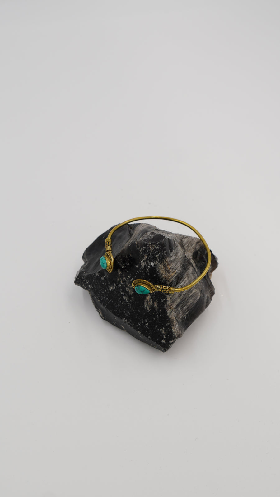 Helen Tarzı Turkuaz Taşlı Pirinç Bileklik – El Yapımı, Ayarlanabilir (VIP)