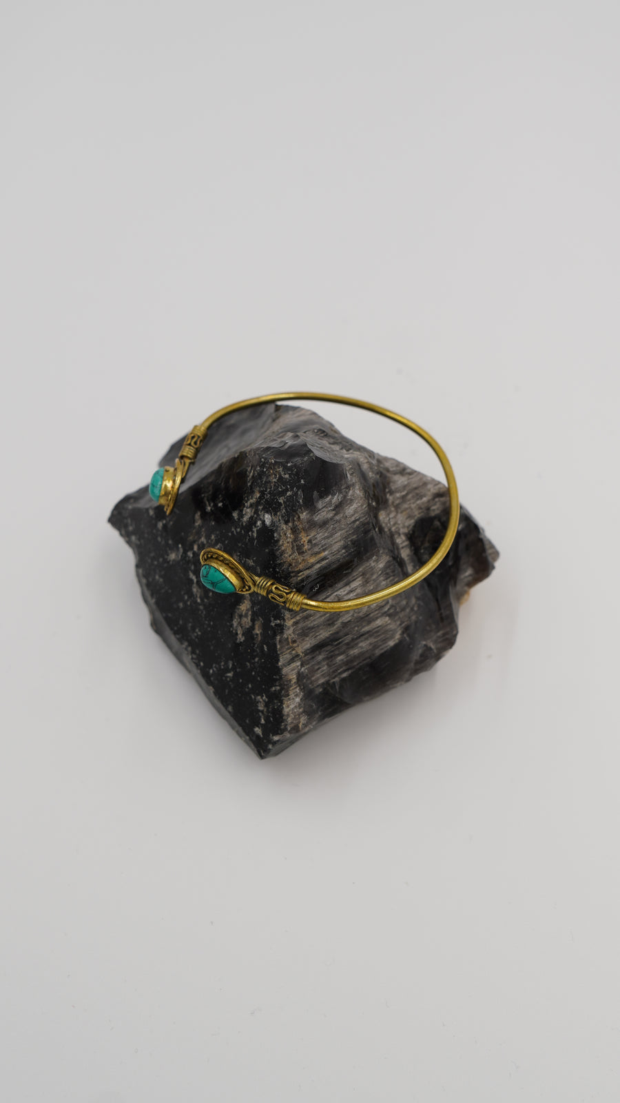 Helen Tarzı Turkuaz Taşlı Pirinç Bileklik – El Yapımı, Ayarlanabilir (VIP)