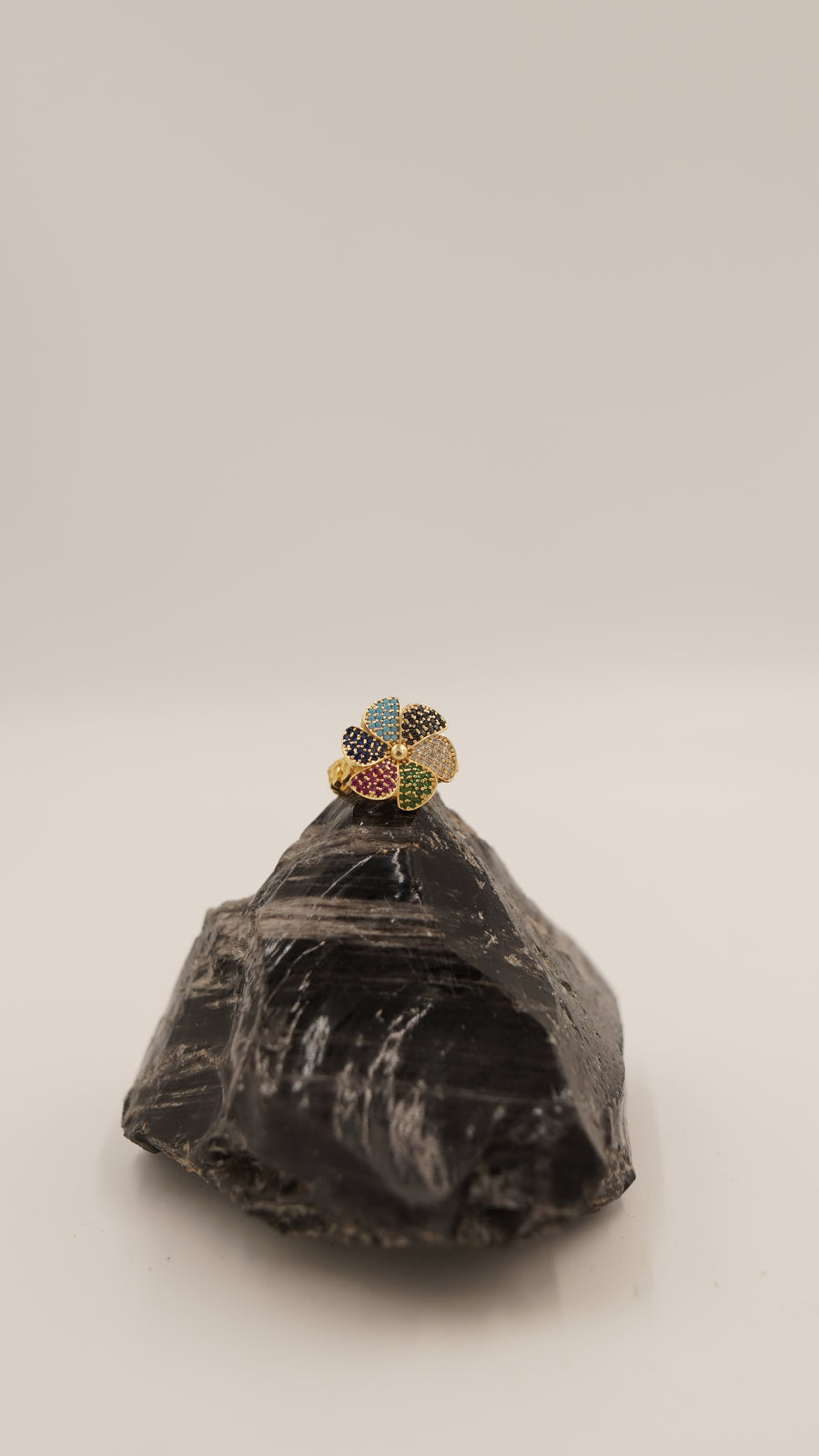 Zirkon Taşlı Çiçek Figürlü Ayarlanabilir Yüzük