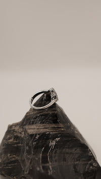 Zirkon Taşlı Yonca Motifli Altın Kaplama Bronz Yüzük