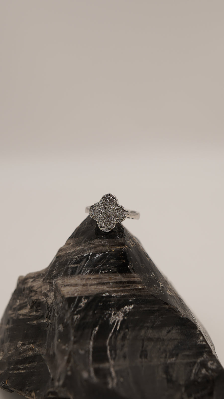 Zirkon Taşlı Yonca Motifli Altın Kaplama Bronz Yüzük