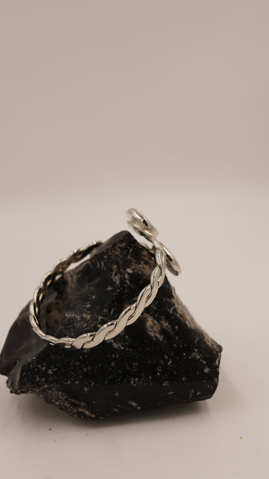 Çift Doğal Sedef Taşlı Saf Bakır Bileklik – 1. Kalite, 18 Ayar Rodyum Altın Kaplama