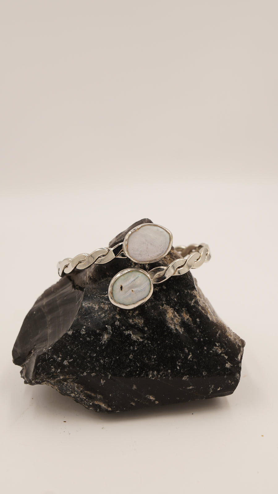 Çift Doğal Sedef Taşlı Saf Bakır Bileklik – 1. Kalite, 18 Ayar Rodyum Altın Kaplama